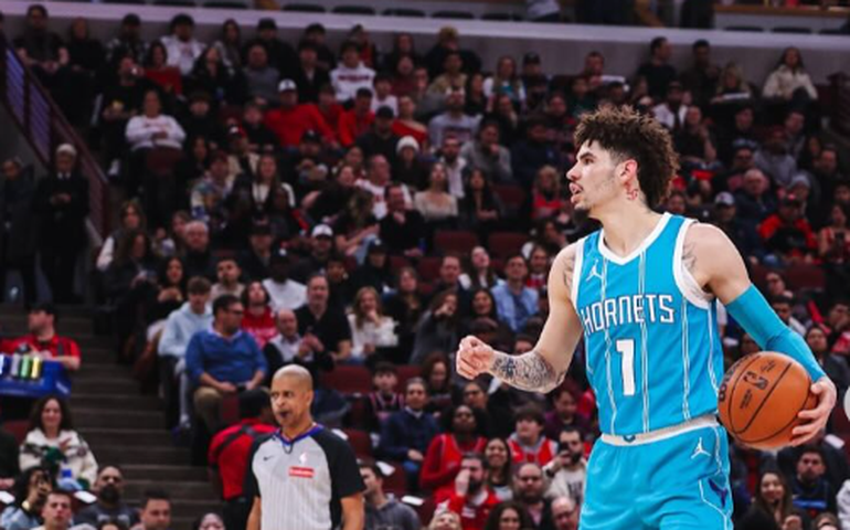 LaMelo Ball tem atuação decisiva e Charlotte Hornets vence Los Angeles Lakers na volta da NBA