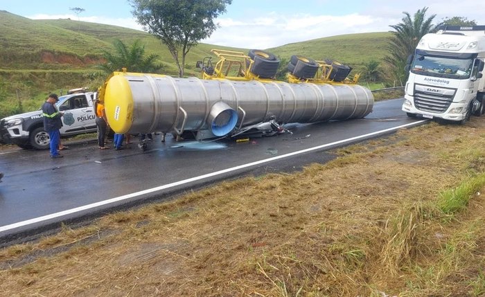 Tanque se desprendeu da carreta e caiu sobre o veículo matando a condutora