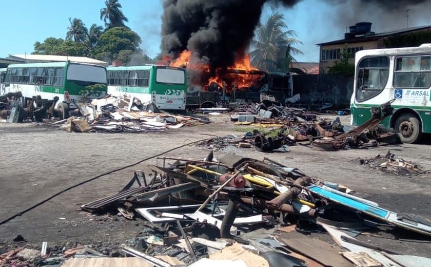 Incêndio atinge garagem de ônibus no Trapiche da Barra