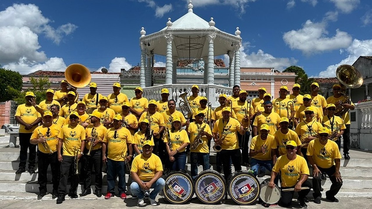 Orquestra da Sociedade Musical Penedense desfila pelas ruas de Penedo