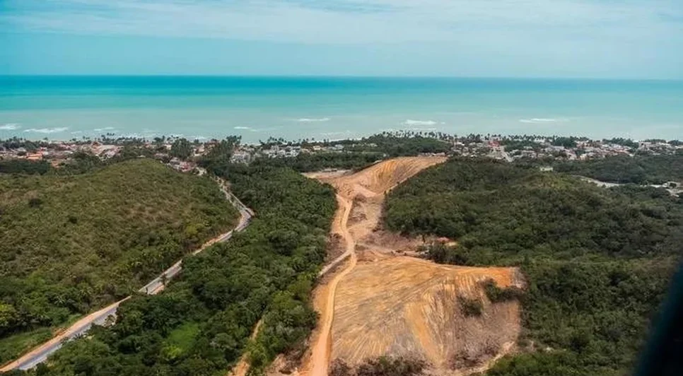 Obras de duplicação da AL-101 Norte, entre Maceió e Barra de Santo Antônio, têm contrato reajustado pelo Estado. - Foto: Agência Alagoas