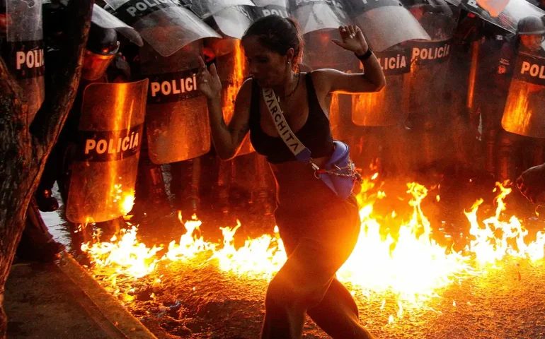 Atos na Venezuela atacam comércios e Maduro questiona se são pacíficos