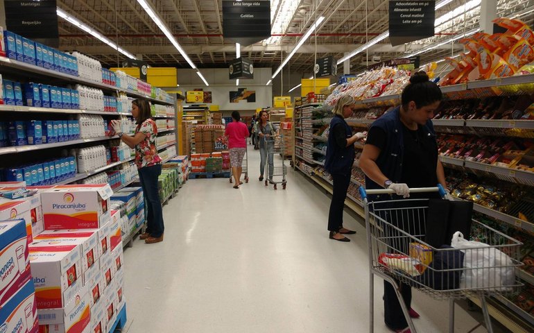  Governador assina decretos que beneficiam atacadistas, varejistas e panificadoras 