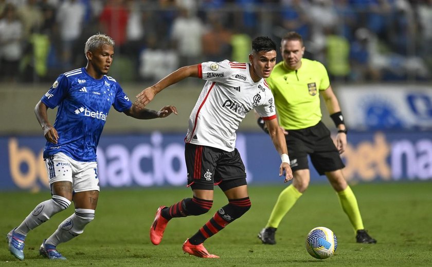 David Luiz marca de falta e Fla vence Cruzeiro em Belo Horizonte