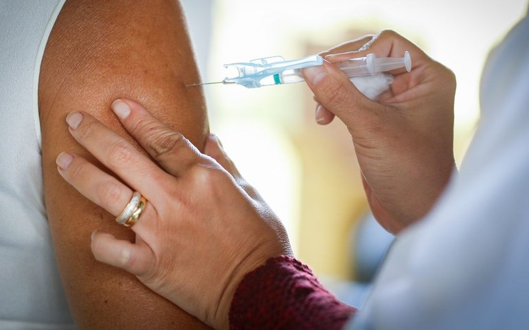 Brasil recebe mais de 1 milhão de doses da vacina contra a covid-19