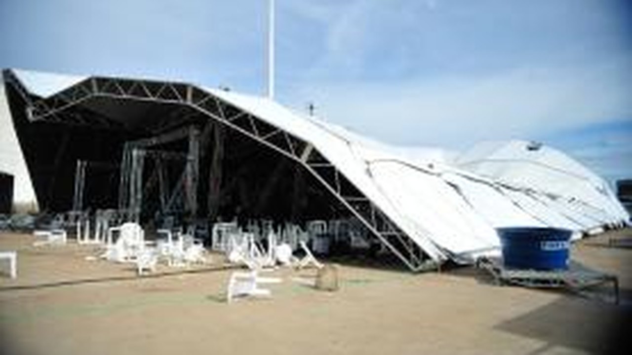 Queda de tenda montada sem licença na Esplanada dos Ministérios fere ao menos 20