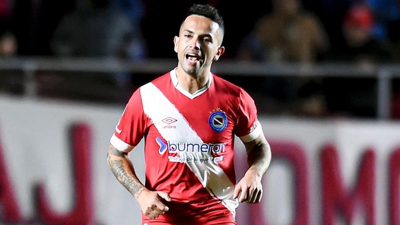 Santos acerta a contratação do meia argentino Gabriel Carabajal