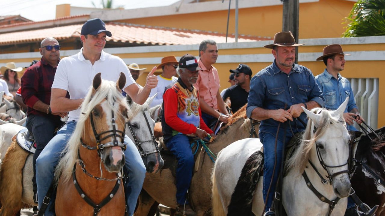 Ao lado de prefeito do MDB, Rui Palmeira participa de cavalgada em São Brás, no Agreste alagoano