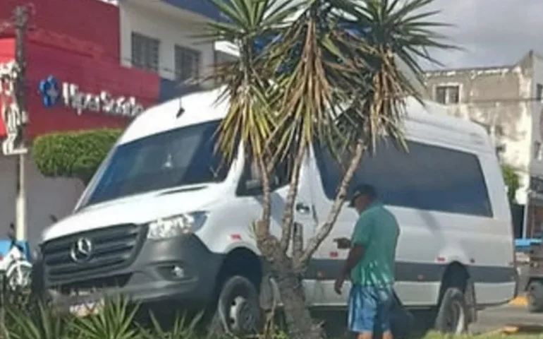 Van 'fantasma': veículo desce ladeira sozinho enquanto motorista estava na farmácia e atinge moto em Delmiro Gouveia