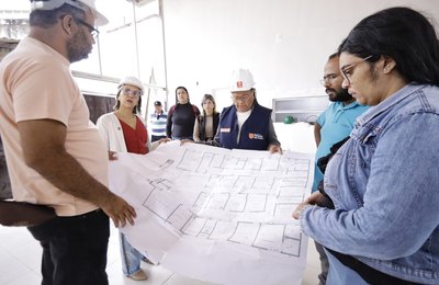 Prefeita Tia Júlia visita etapa final das obras da nova Unidade de Saúde Integrada de Palmeira dis Índios