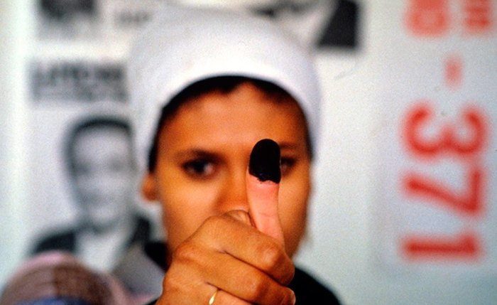 Analfabeta mostra polegar marcado com tinta após votar em 1986 Analfabeta mostra polegar marcado com tinta após votar em 1986