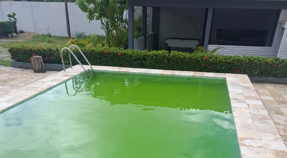 Piscina de uso coletivo em más condições