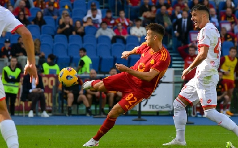 Com um a mais, Roma sofre, marca no fim e vence a 3ª consecutiva no Campeonato Italiano