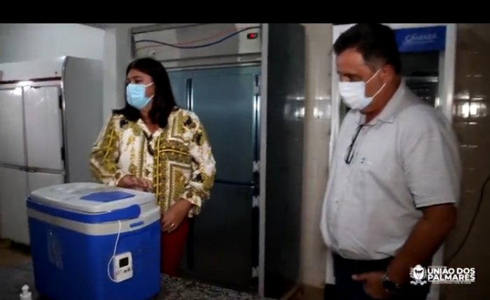 Kil e a secretária da saúde Geane Vergetti recebem a vacina CoronaVac