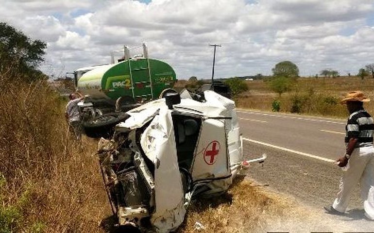 Acidente com ambulância deixa duas pessoas feridas na BR-316