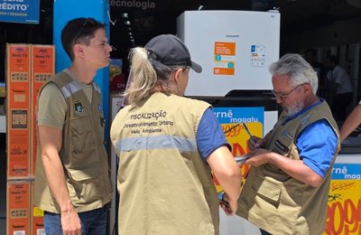 Prefeitura de Arapiraca intensifica fiscalização contra poluição sonora no Centro e notifica 45 lojas