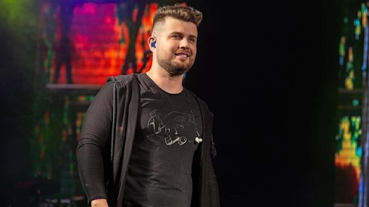 Cantor sertanejo Conrado passa por cirurgia quase um mês após acidente