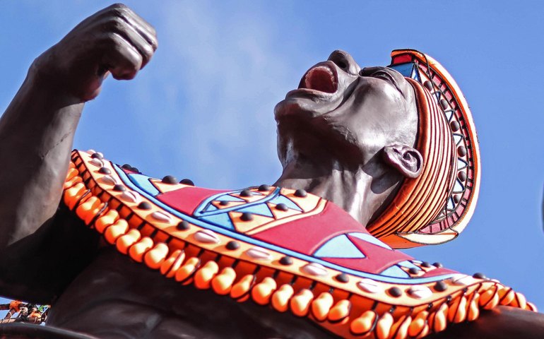 Sambódromos desfilam valorização e resgate de negro, mulher e indígena