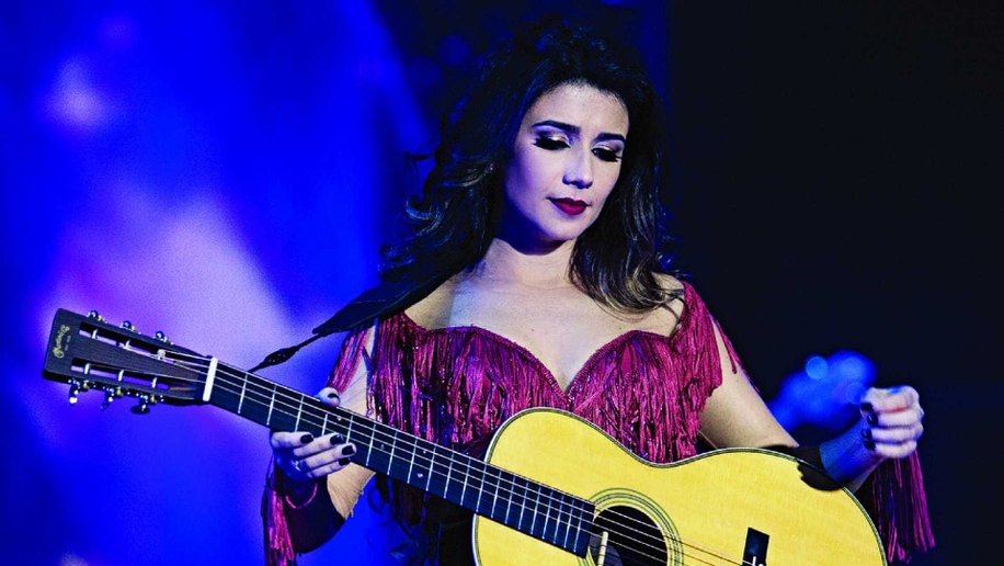 Solteira, Paula Fernandes comenta investidas: 'Me olham de longe'