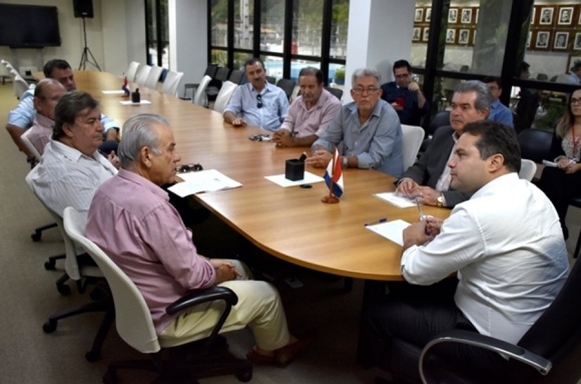 Renan Filho trata de desoneração do melaço durante encontro com entidades