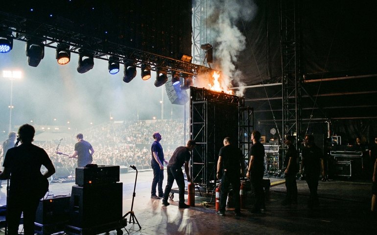 Parte de estrutura do palco pega fogo durante show do Evanescence nos EUA
