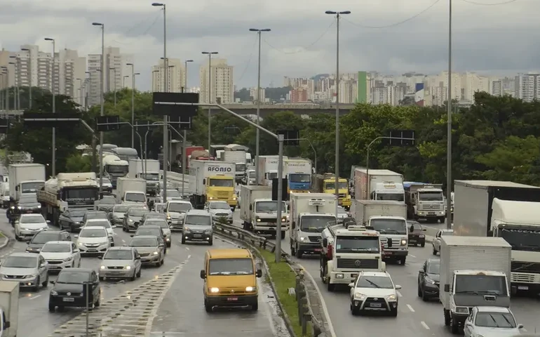 Operação fecha Avenida Brasil e paralisa trens na zona norte do Rio