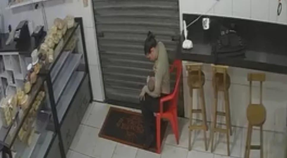 Em meio a uma ocorrência de violência doméstica e tentativa de feminicídio, agente da SMTT acolheu e amamentou um bebê de três meses no Sertão de Alagoas - Foto: Reprodução