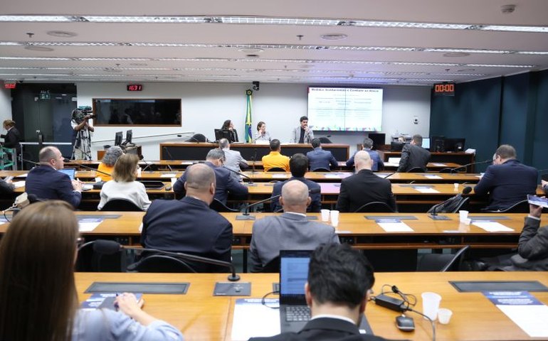 Debatedores divergem sobre ações do governo para conter preços dos combustíveis