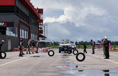 Agentes civis e militares da Operação Lei Seca participam de curso de direção defensiva