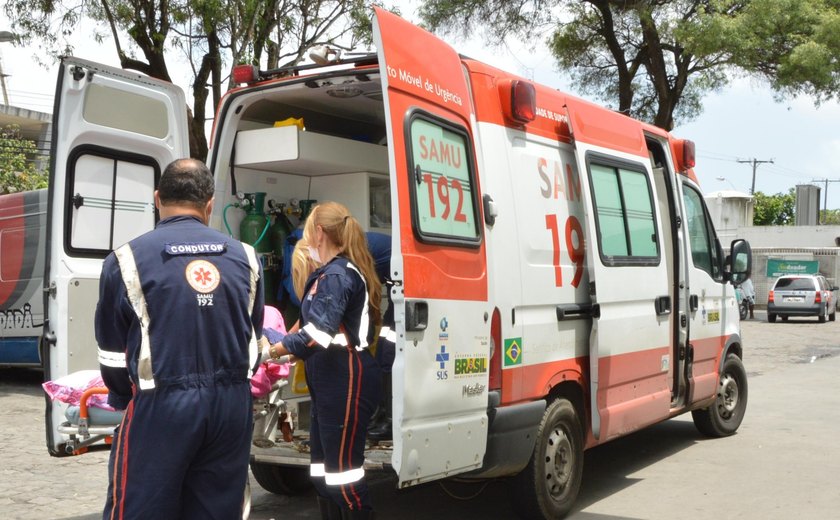 Samu atende vítimas de colisão entre carro e moto, em Maceió