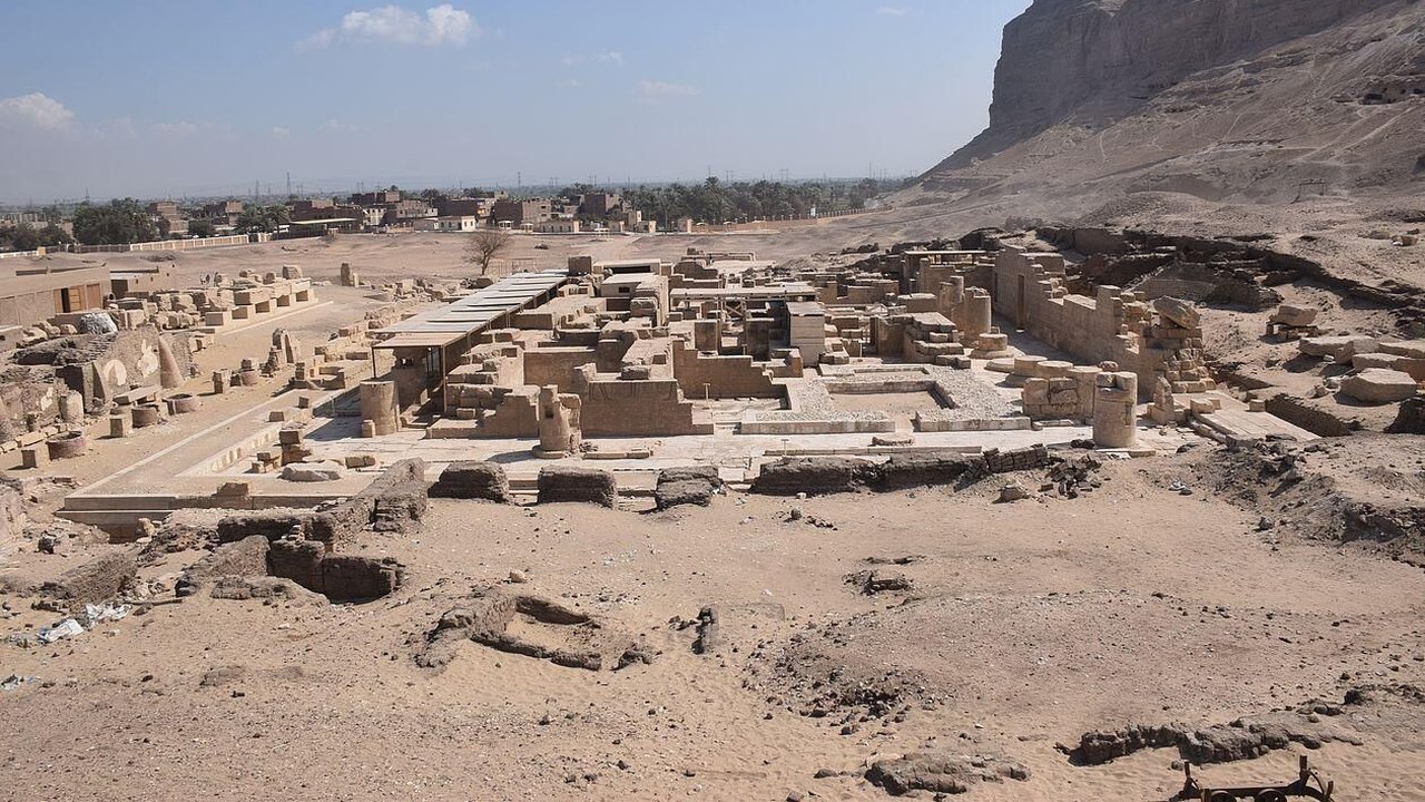 Desenterram em Omã túmulos com cerâmica intacta e objetos metálicos de 5.000 anos