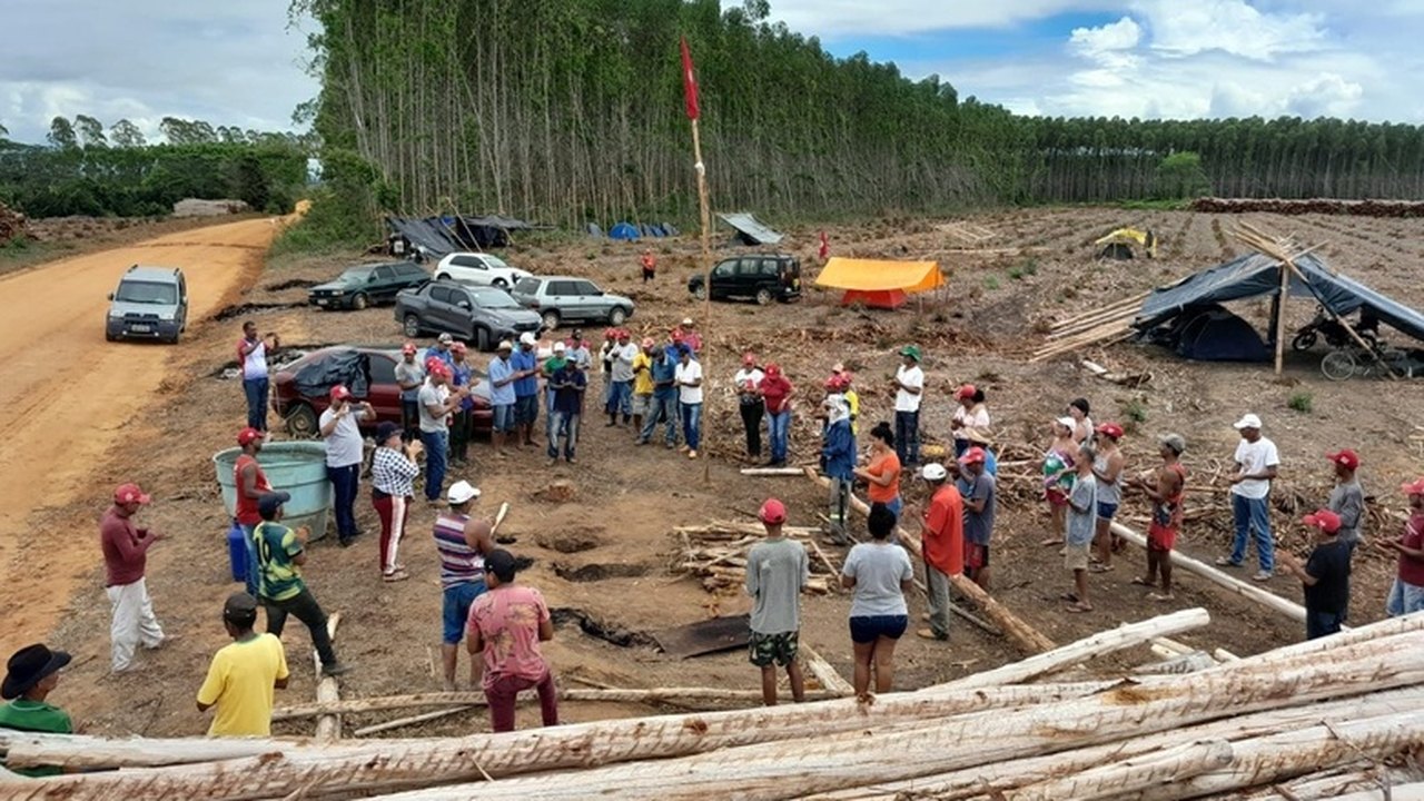 Fazendeiros ‘ocupam’ invasão do MST para retirar sem-terra na Bahia