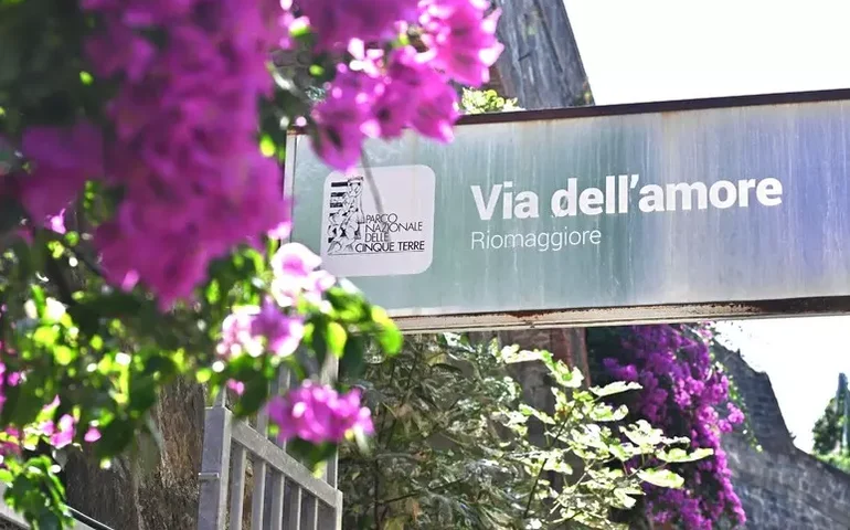 Homem morre após briga com namorada no caminho do amor na Itália