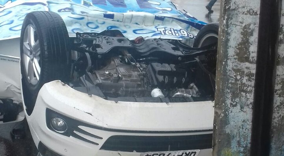 carro capota em cruzamento 