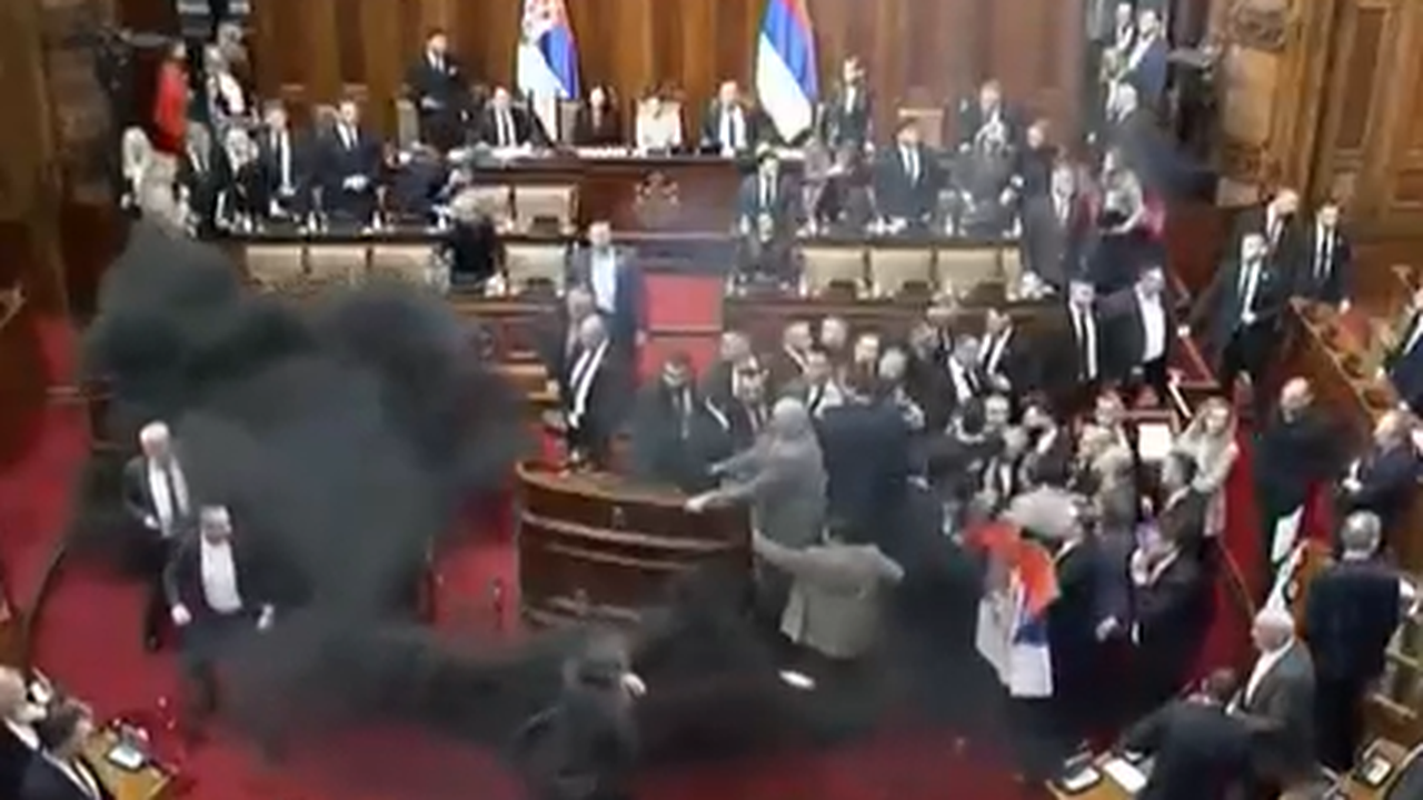 Sérvia: bombas de fumaça e sinalizadores ferem parlamentares dentro do parlamento