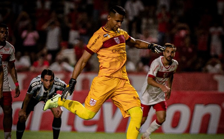 Goleiro Diogo Silva faz 2 e CRB vence Grêmio pela primeira vez na história