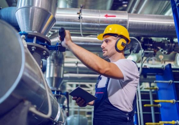 PMI industrial cai a 47,7 pontos em agosto, de 48,2 pontos em julho, diz S&P Global