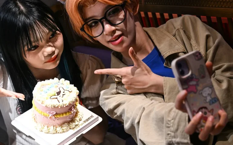 Jovens chinesas contratam mulheres 'cosplayers' para interpretar homens dos sonhos