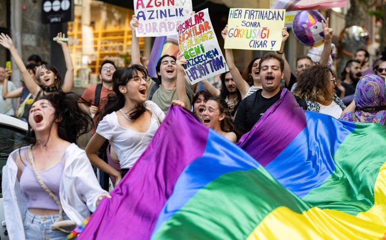 Turquia prende pelo menos 15 manifestantes em Parada do Orgulho LGBT