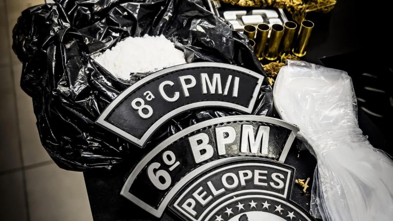 PM apreende arma, prende foragido da justiça e quatro acusados de crimes durante abordagens no interior