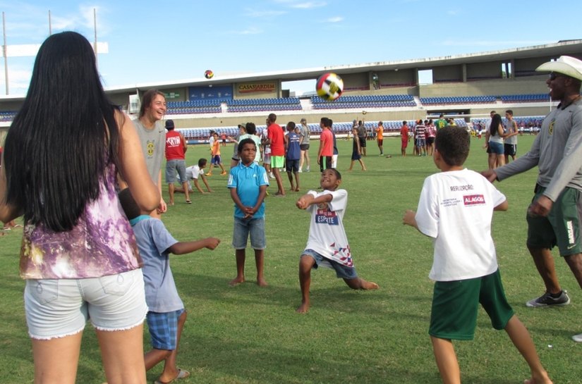 Universitários americanos realizam oficina de esporte no Estádio Rei Pelé
