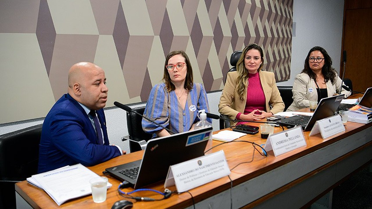 Grupo quer retirar 'homeschooling' da regulação de escolas comunitárias