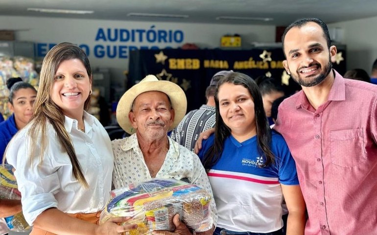 Prefeita Marcela entrega cestas básicas a alunos do EJA e 100 óculos a alunos de Novo Lino