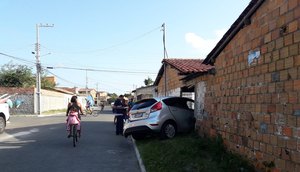 Carro invade casa na Barra dos Coqueiros / Foto: Marcos Couto - Tv Atalaia