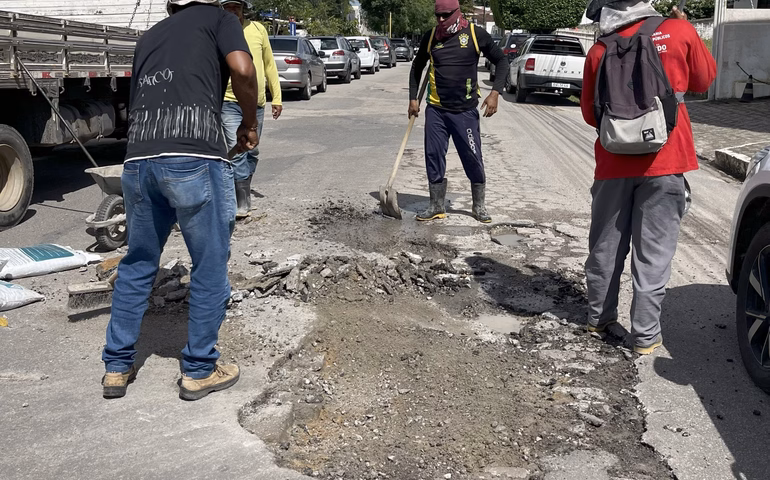 Operação tapa-buracos regulariza trechos de maior fluxo de veículos em Penedo