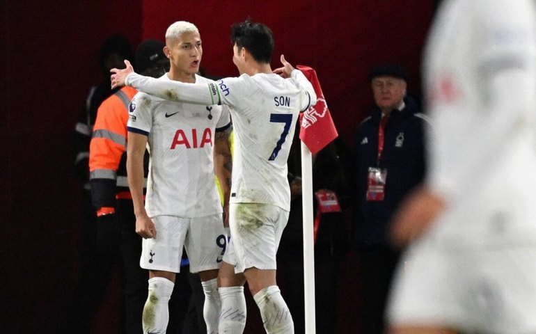 Richarlison faz dois, mas Tottenham 'cochila' no fim e cede empate ao Everton no Inglês