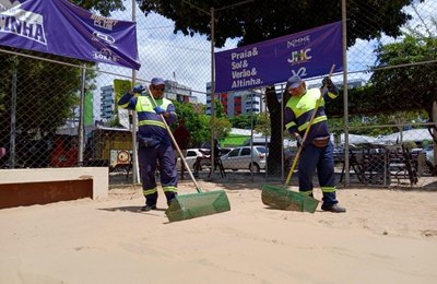 Prefeitura intensifica limpeza de quadras de areia em Maceió