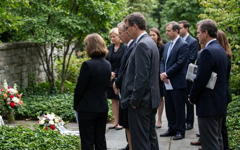 Billy Crystal e colegas homenageiam Rob Reiner após morte trágica do cineasta