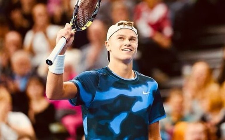 Holger Rune cai na estreia em Brisbane, atual campeão avança e Thompson bate Berrettini
