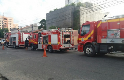Incêndio de grandes proporções destrói loja de moveis planejados na Jatiúca